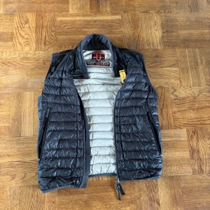 Svart dunväst från Parajumpers - Säljer en svart dunväst från Parajumpers Day Tripper med quiltad design.  Sitta bra om man har S/M så sitter den perfekt 