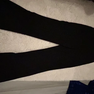 Svarta byxor från Vila XS - Svarta byxor från Vila i storlek XS. De har en klassisk rak passform och är tillverkade i ett mjukt och stretchigt material som sitter snyggt på kroppen. Perfekta för dig som gillar en stilren och enkel look.