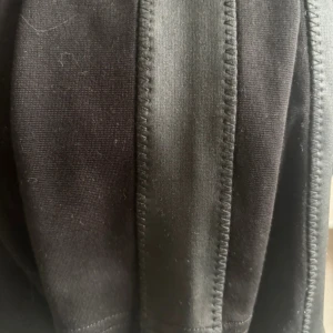 Svarta leggings från Amisu - Svarta leggings från Amisu. De har en tight passform och är perfekta för en avslappnad och bekväm stil. Materialet är mjukt och följsamt, vilket gör dem sköna att bära hela dagen. De är läder på sidorna 