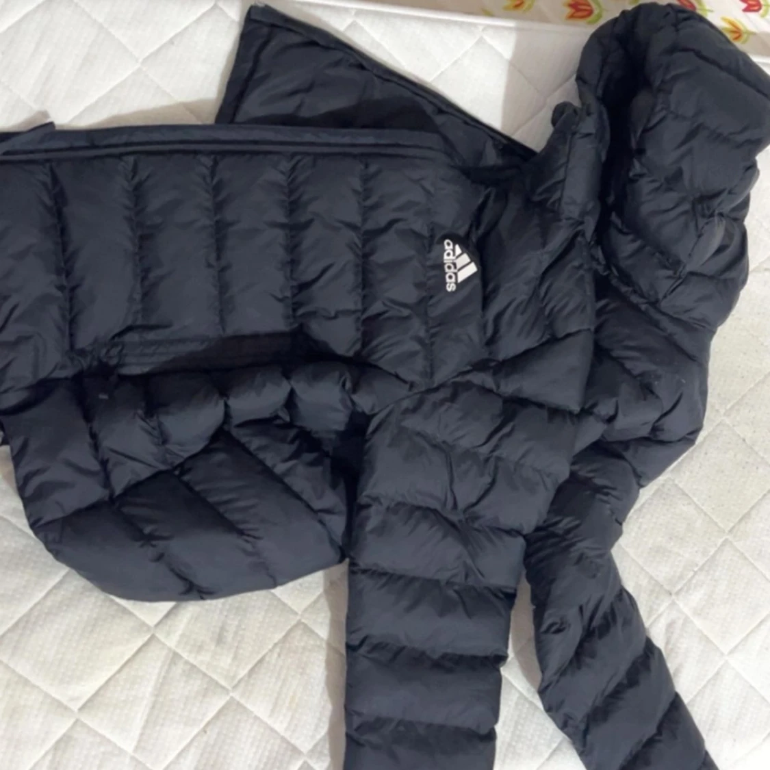 Svart dunjacka från Adidas med huva - 1