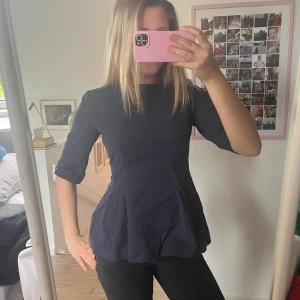 Mörkblå blus med trekvartsärm - Snygg topp från Zara aldrig använd men prislapp och annat finns inte kvar😊
