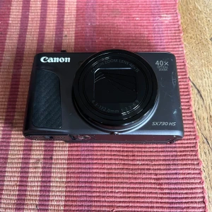 Canon PowerShot SX730 HS - Canon PowerShot SX730 HS digitalkamera med 40x optisk zoom och 20,3 MP sensor. Full HD-video, vinklingsbar skärm och kompakt design. Mindre yttre slitage syns på fronten, men i gott skick och fullt fungerande. Perfekt för resor och vardagsfotografering. Nypris 6200 mitt pris 599 kr. 