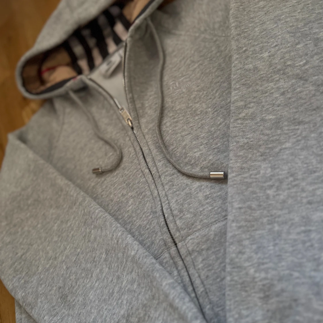 Grå hoodie från Burberry med dragkedja - 1