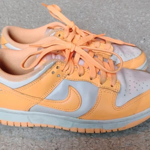 Nike dunk low - Hej, jag säljer ett par Nike dunk low. Skorna är i bra skick. Skorna är lite neon orange i färgen. Skicka gärna om du har några frågor ☺️