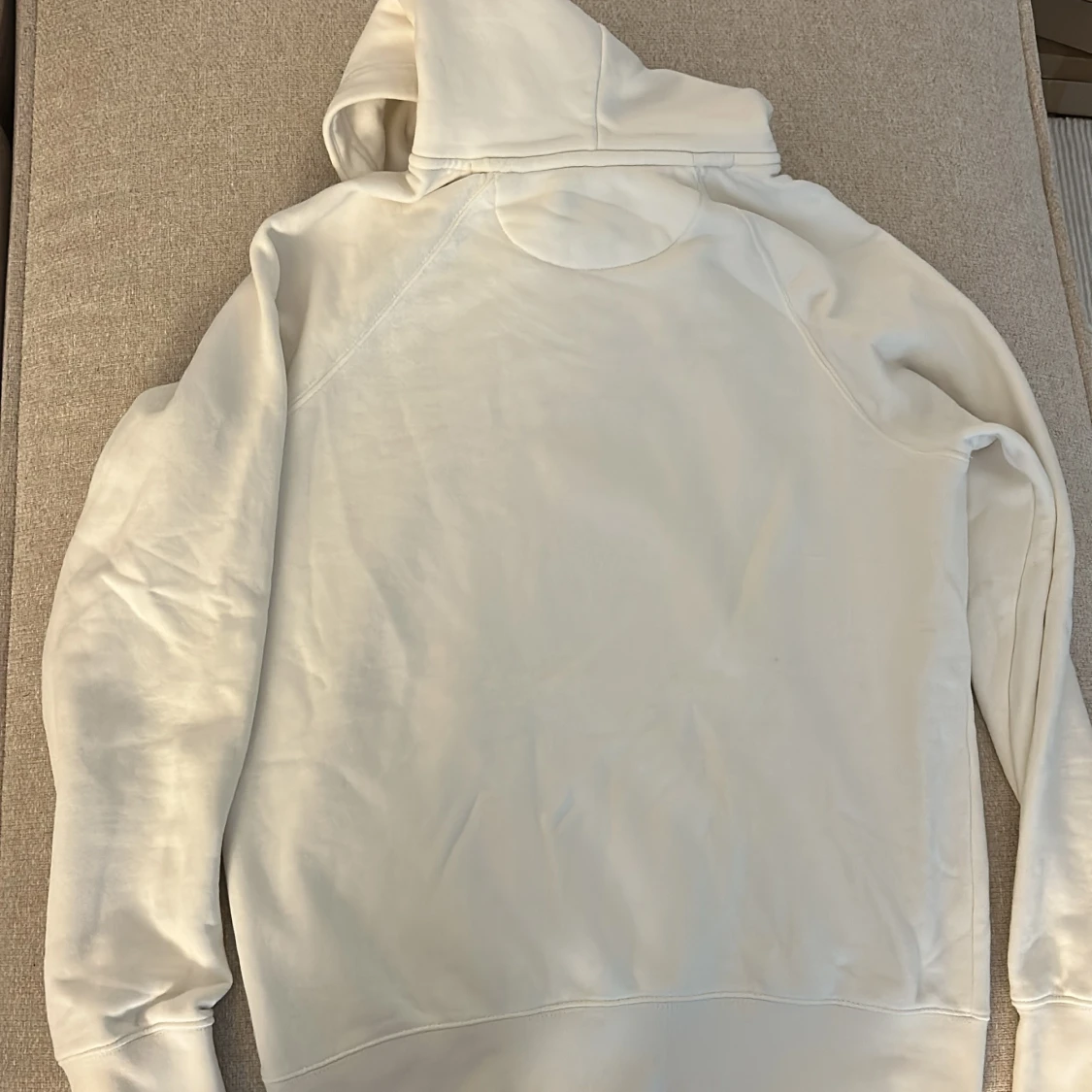 Vit hoodie från GANT med emblem - 2
