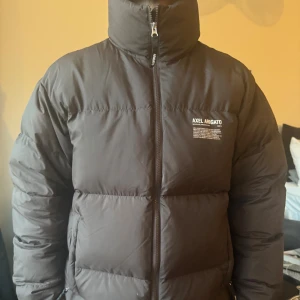 Axel arigato puffer - Dunjacka från axel arigato, herrmodell! Storlek L, jättebra skick - nypris 5500 - kom gärna med ditt pris så kan jag matcha