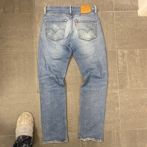 Levi’s 514 Jeans – W30 L32 - ✅ Klassisk passform & snygg vintage-look 🧵 Mjukt och hållbart denim 🔥 Perfekt till höstoutfits 💰 Bra skick – redo att användas direkt 📦 Skickas snabbt från Sverige 🇸🇪Waist: 38cm Length: 102cm Leg opening: 17,5cm