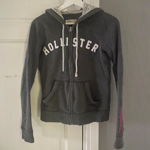 Hollister zip-up - SKIT SNYGG hollister zip-up med y2k-stil i storlek xs!! Den är i relativt gott skick, utan hål eller slitage, endast att den är nopprig är defekten. Kan tyvärr inte visa på då den är för liten för mig🥲 Försöker sälja till ett rimligt pris! 