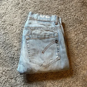 Dondup - Tjena säljer ett par snygga ondup jeans|Skick 7/10|priset är ej vigt i stenen🪨|kontakta gärna vid frågor🥰