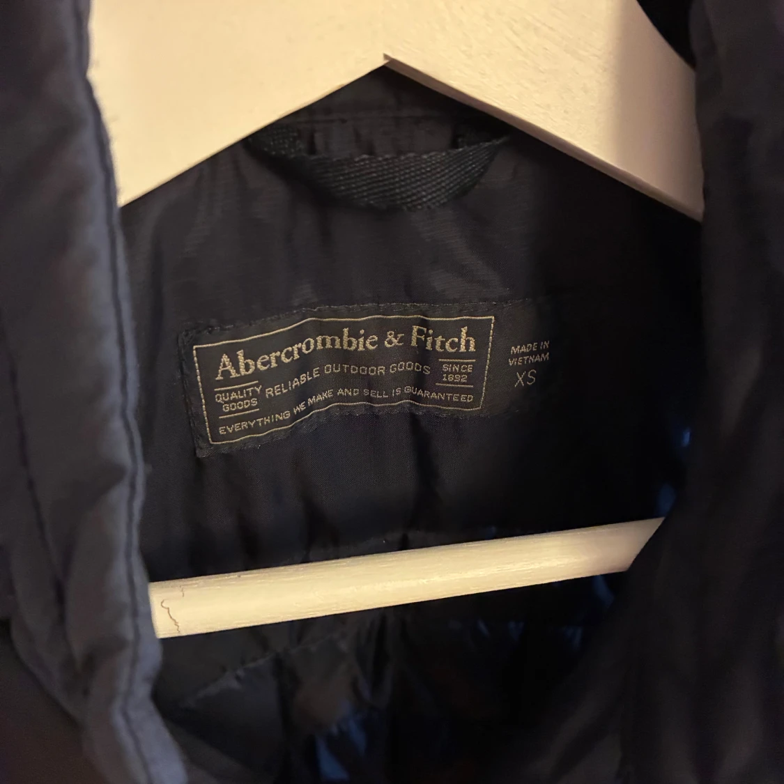 Mörkblå quiltad dunväst Abercrombie - 1