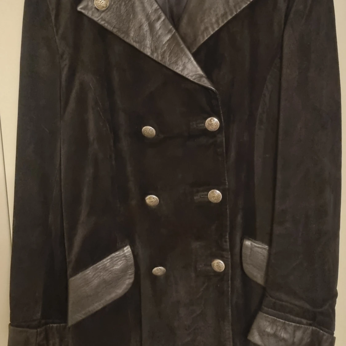 Svart skepparkavaj i mocka och skinn