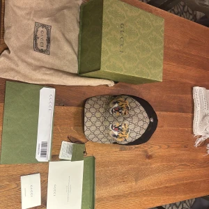Gucci keps med tigertryck och GG-mönster - Tja säljer nu min Gucci keps inga skader alls på den kvitton låda och påse följer priset är inte hugget i sten hör gärna av dig om du har några frågar kan även mötas upp i Hudiksvall mvh Lucas🤩