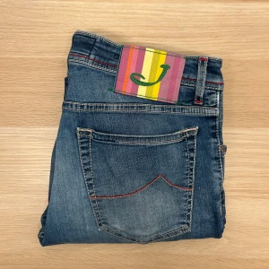 Jacob Cohën Jeans | W33 - Tvärfeta unika Cohën jeans😁| W33 | Modell: 688 | Defekter: Ja, se sista bild | Midja: 86 cm | Innerben: 76,5 cm | Ytterben: 101 cm |Måttavikelser: +-1 cm | Modellen är 175 cm och väger 70 kg | Vänligen kontrollera mått innan köp🤗 | Tveka inte att kontakta mig vid frågor😁! 