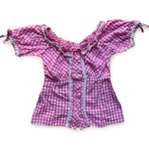 Vintage söt  rutig rosa blus  - Söt rutig blus i rosa och vitt med korta puffärmar, spetsdetaljer och pärlknappar framtill. Passar S-M