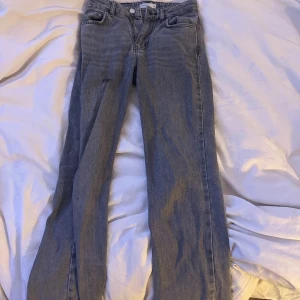 Grå jeans från Perfect Jeans, storlek 32 - Snygga grå jeans från Perfect Jeans i klassisk femficksmodell. Jeansen har tight och utsvängd passform och normal midja, med knapp och dragkedja framtill. Perfekt för dig som gillar en enkel och stilren look.