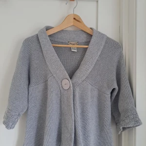 Ljusgrå kofta från American Rag - Ljusgrå trekvartsärmad kofta! Inga defekter