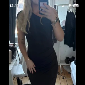 Brun klänning - En brun långklänning, one shoulder, använd 2 gånger🩷