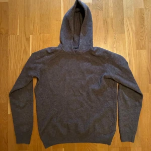 Brun hoodie i ull/kashmir Massimo Dutti - Mysig brun hoodie från Massimo Dutti i en lyxig mix av ull och kashmir. Knappt använd och i bra skick! Enligt lappen är det en medium men skulle säga att den sitter som en small