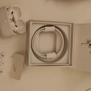 AirPods Pro2 anc  - Säljer ett par AirPods Pro (2nd generation) i nyskick, komplett med originalförpackning, laddningskabel och extra öronkuddar. Aktiv brusreducering och MagSafe-kompatibelt laddningsetui. Inga synliga defekter eller slitage, allt ser ut som nytt. Säljer dessa för att jag fick present men det som är dåliga är att jag har Android så jag kan inte använda dess funktion.