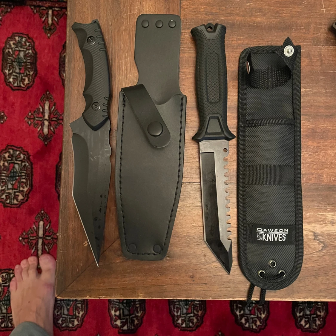 Samling taktiska knivar och machetes med fodral