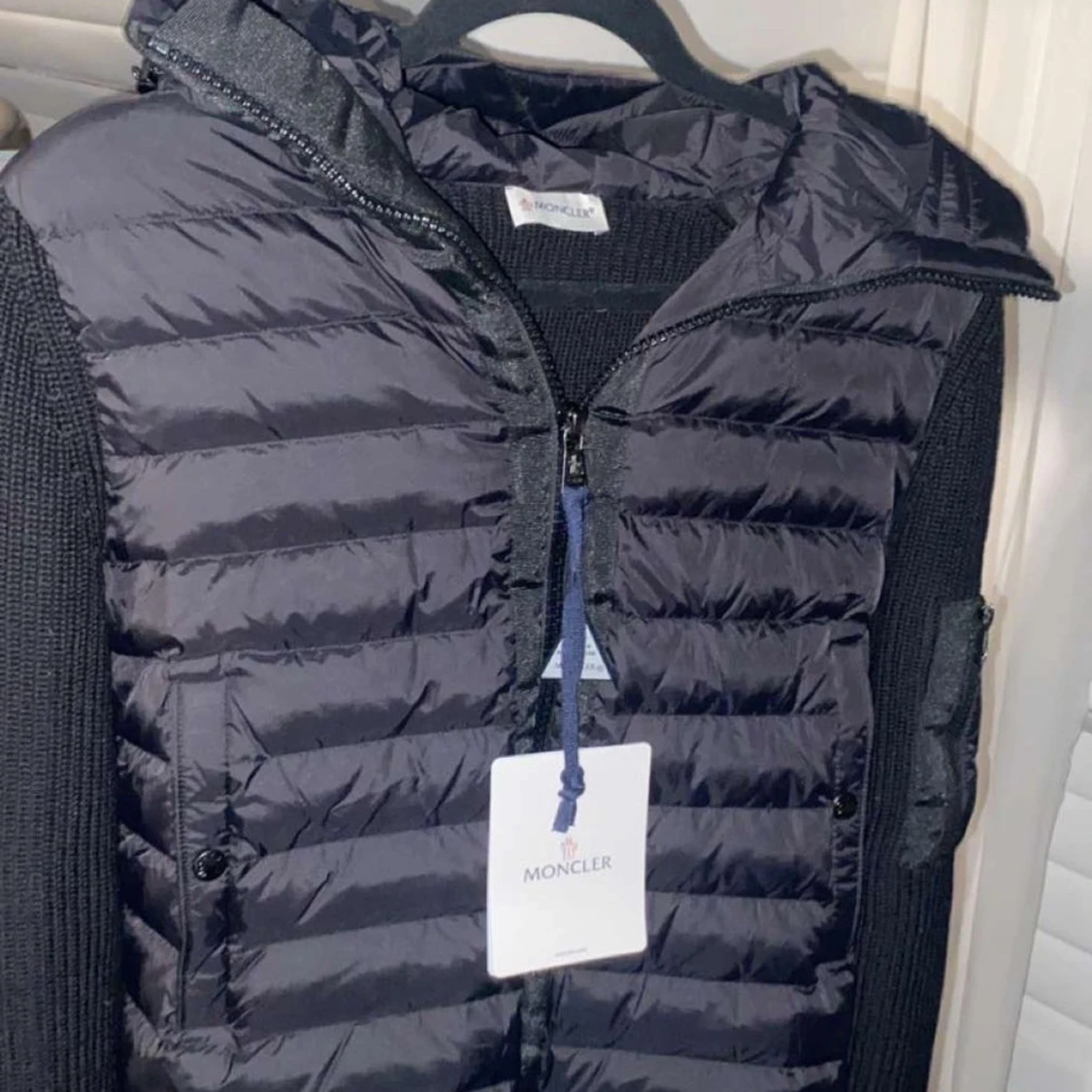 Svart Moncler pufferjacka med huva - 1