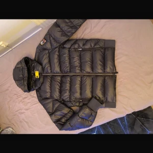 Svart Parajumpers jacka - Jackan är i okej skick där emot har den defekter fler bilder finns vid intresse, och där efter de låga priset☺️ pris kan diskuteras vid Snabbaffär 