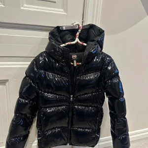 Colmar Jacka - Hej säljer nu min fina Colmar jacka då den inte passar längre. Fick den i julklapp 2024 därför finns inget kvitto men den är köpt på kids brand store för 4500kr och är i storlek 170 men passade mig som hade xs/s jättebra! Det finns inga tecken på användning av den då den endast använts en halv vinter så skulle säga att den är i mycket bra skick🩷Det är bara och skriva om ni har några frågor🥰