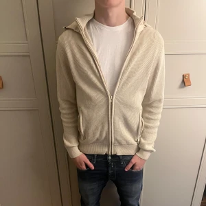  Indicode cardigan  - Säljer en indicode cardigan från Indicode i storlek S. Cardiganen är använd en del men inga stora täcken på användning skrov vid fler funderingar !!!!