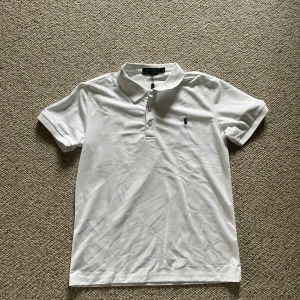 Polo Ralph Lauren piké - En vit Polo Ralph Lauren piké, den är i storlek S och är helt ny. Pris kan diskuteras och skriv om du har några. 