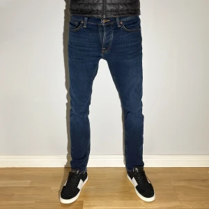 Mörkblå jeans från Nudie Jeans - Snygga mörkblå Nudie Jeans i passformen Grim Tim modellen. Storlek W29/L30