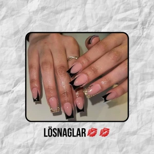Lösnaglar med svart och guld design💋💋 (ALL SIZE) - Säljer lösnaglar med nude bas och svart fransk tipp, vissa dekorerade med glittriga gulddetaljer. Naglarna är fyrkantiga och långa, perfekta för dig som vill ha en trendig och lyxig look. Passar dig som gillar att sticka ut med snygga naglar. Vid intresse är du välkommen att kontakta mig för de snyggaste lösnaglarna!💋❤️🫶