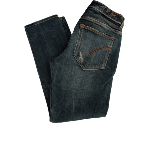 Dondup jeans w31 - Säljer ett par dondup i mörkblå, Storlek:31, Skick:8/10, Pris:599, mer bilder går o lösa ‼️, vid frågor och funderingar kontakt mig 🤗