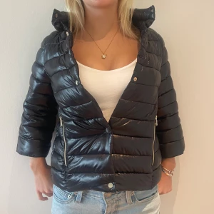 Svart Herno liknande jacka  - FÖLJ FÖR LIKNANDE🩷 Herno liknande jacka i äkta dun som är mycket lik originalet! Perfekt till både höst och vinter då den håller värmen bra! Storlek XS i perfekt skick. Fina guld detaljer! Tryck köp nu! TK-0059