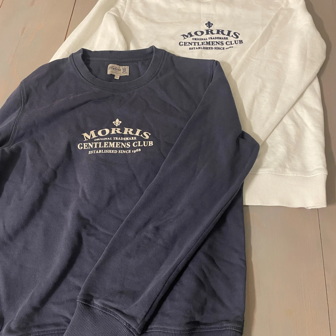 Morris sweatshirt i blått och vitt