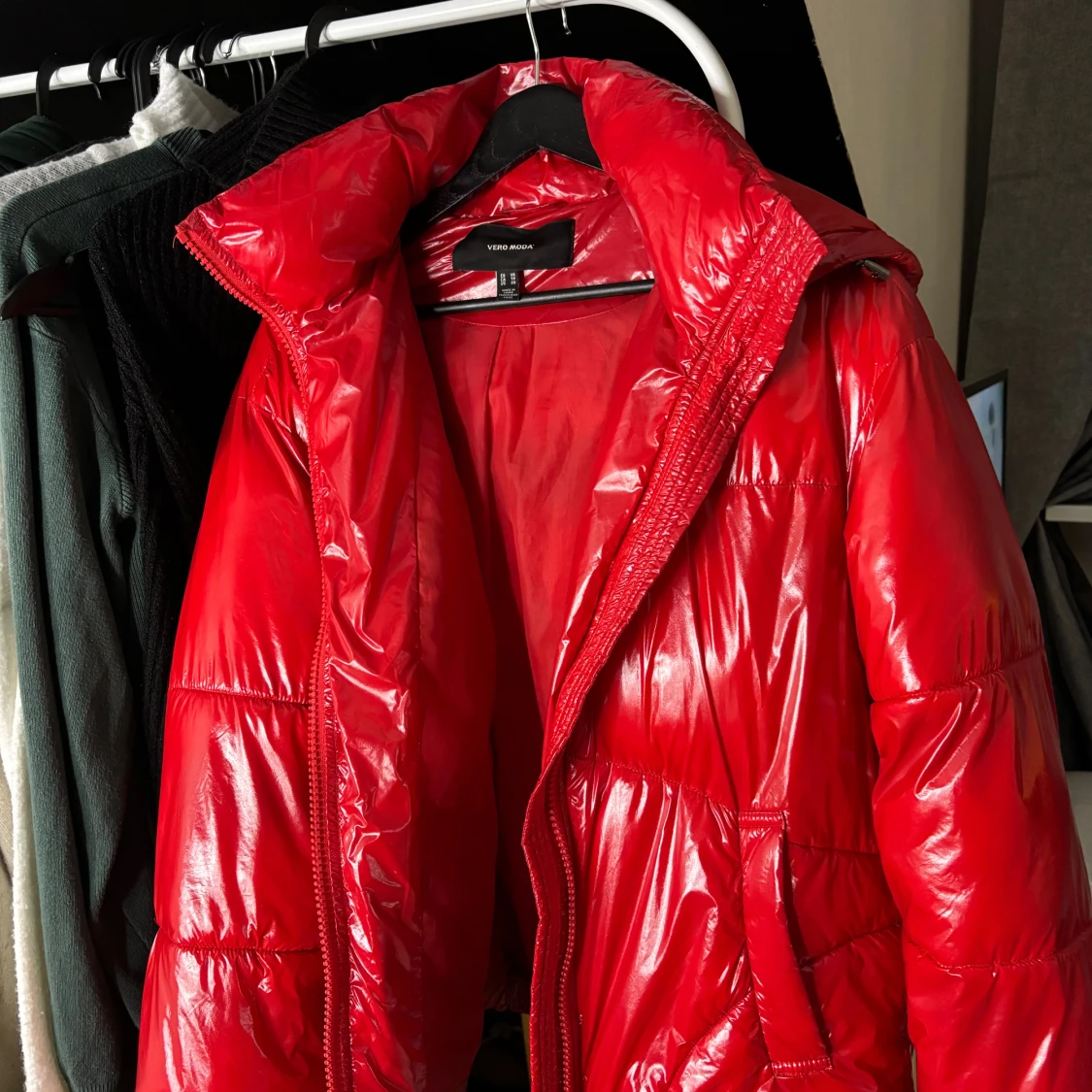 Röd pufferjacka från Vero Moda XS