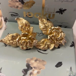 Guldiga örhängen  från Ioaku - Superfina örhängen, finns även blad till om man vill få med de. Knappt använda och i superfint skick, säljes pga dem är för tunga för mina öron. Pris kan diskuteras💞