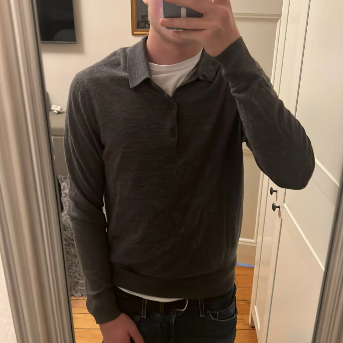 Mörkgrå pikétröja från Uniqlo