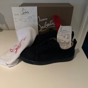 Blåa Louboutin - Snygga blåa skor från Christian Louboutin i mocka med klassisk låg profil och rund tå. Skorna har blåa snören, diskret broderad logga på hälen och en stilren design. Perfekta för dig som vill ha en exklusiv och clean look. Säljer skorna då dem är för små, finns några tecken på användning annars super fina, se bilderna.