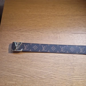 Bälte brunt guld spänne - LV bälte brunt med guld spänne 110 cm