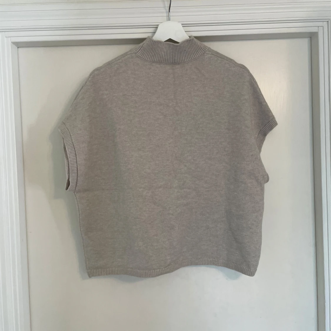 Beige stickad väst med hög krage - 1