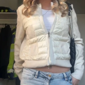 Moncler Cardigan - Äkta Moncler Cardigan i storlek M men skulle säga att den sitter som en S                                          Jackan är i fint skick                                                         Nypris 9 500kr     