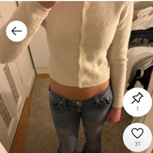 Ljusbeige croppad kofta med knappar - Superfin ljusbeige croppad kofta med långa ärmar och knappar framtill från Gina tricot. Mjuk och mysig känsla, perfekt att styla med jeans eller kjol. Enkel och stilren design som passar till många olika looks.