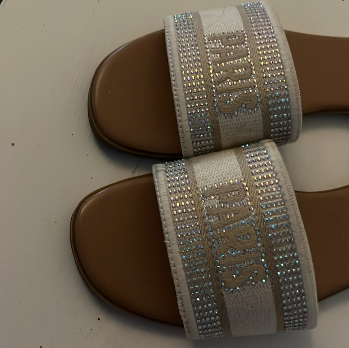 Vita sandaler med strass och text - 1