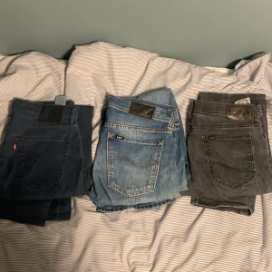 Jeans - 1 par Levis och 2 par Lee jeans, säljer så dom är stora på mig båda i midjan och lite i längd dom e som smått baggy jeans, går att köpa alla 3 samtidigt men helst 1 par i taget. Hör av er vid frågor. 250 per styck jeans 