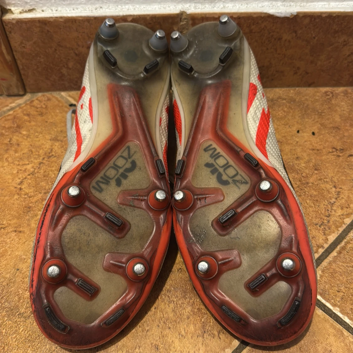 Nike fotbollsskor i grått och rött - Nike Court Zoom Vapor 15 - 1