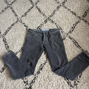 Jacob Cohën 622 - Säljer nu tvärfeta Jacob Cohen 622. Jenasen är i sjukt bra skick och inga tecken på användning. Skick 9/10. Nypriset på dessa är 4599kr. Denna färgen är väldigt unik o vacker då de inte är så många som har den:) Hör av er vid frågor! Storlek 32!!!