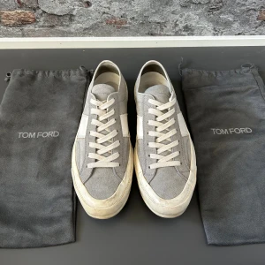 Tom Ford Sneakers -  Ok skick, lite allmänt slitna samt att tom ford texten där bak är sliten. Nypris ca 7000kr. Storlek 45.  Dustbag medföljer. Skriv för mer information🤝