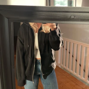 Kofta/hoodie med dragkedja  - Svart kofta/hoodie med dragkedja från H&M i storlek S, i mycket bra skick!🖤