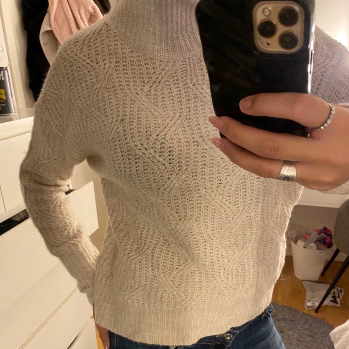 Beige stickad polotröja med mönster - 2