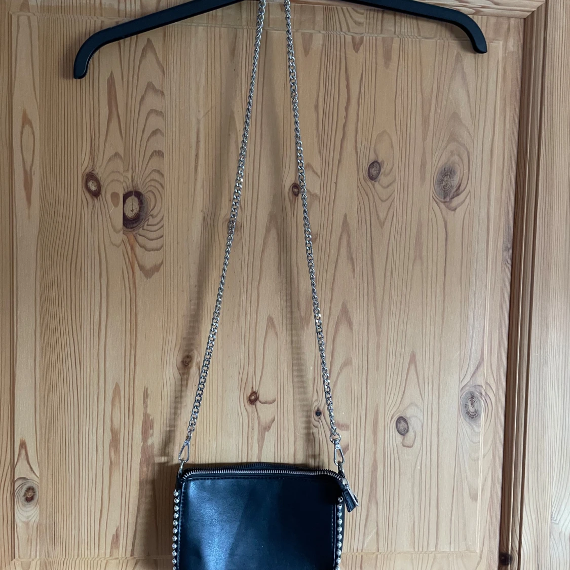 Svart axelväska med kedja och nitar